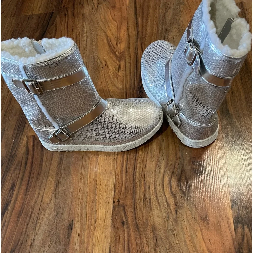 NWOT~Circo girls sequined silvery boots side buckle SZ:4 fur lined Barely Worn